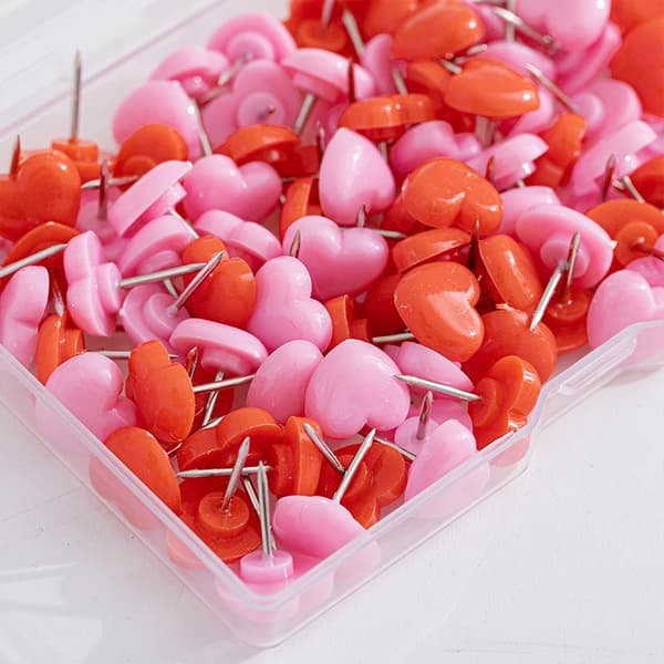 Hjerteformede tegnestifter af plast Pink