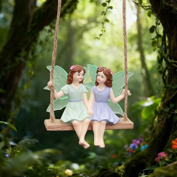 Fairy På En Gunga Hängande Staty