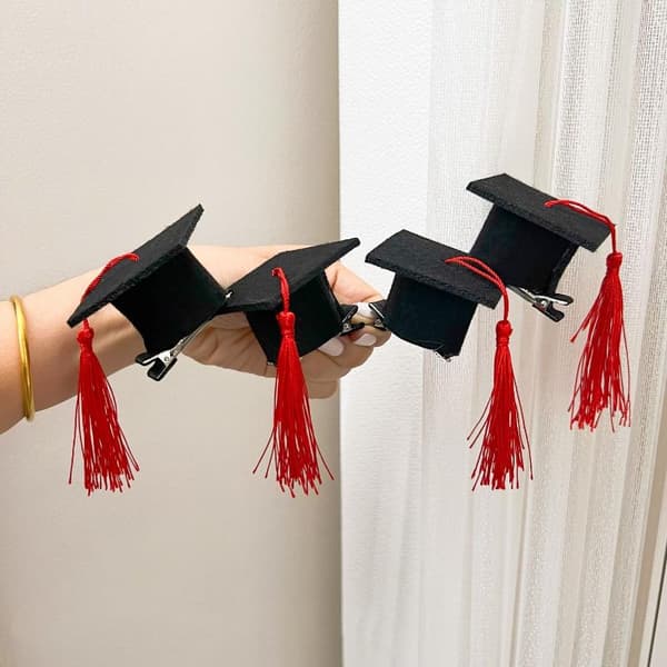2 stk. kvast til studenterhue, mini doktorhat, hårklemme, pandebånd A5
