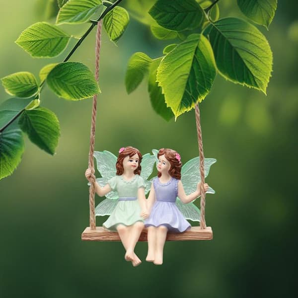 Fairy På En Gunga Hängande Staty