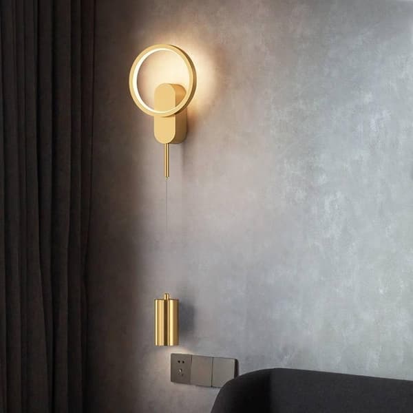Trefarget Vegglampe ved Sengen gold