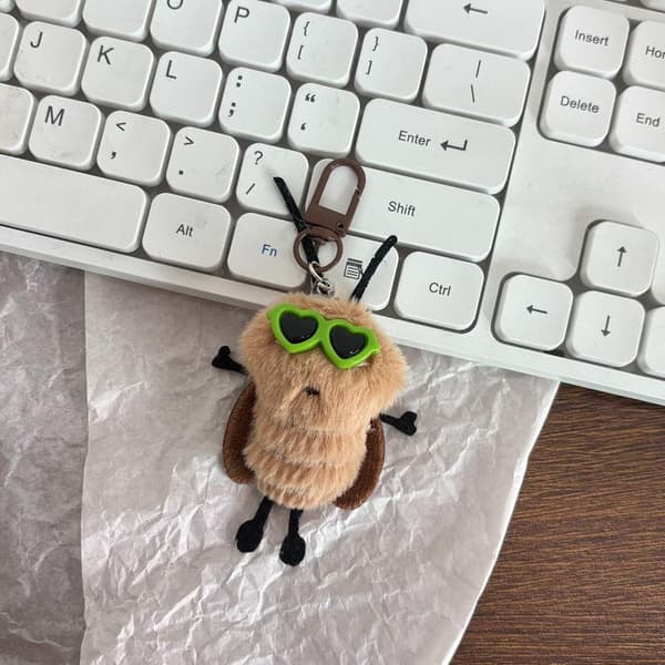 Kreativ tecknad kackerlackadocka plysch nyckelring rolig kackerlacka A8