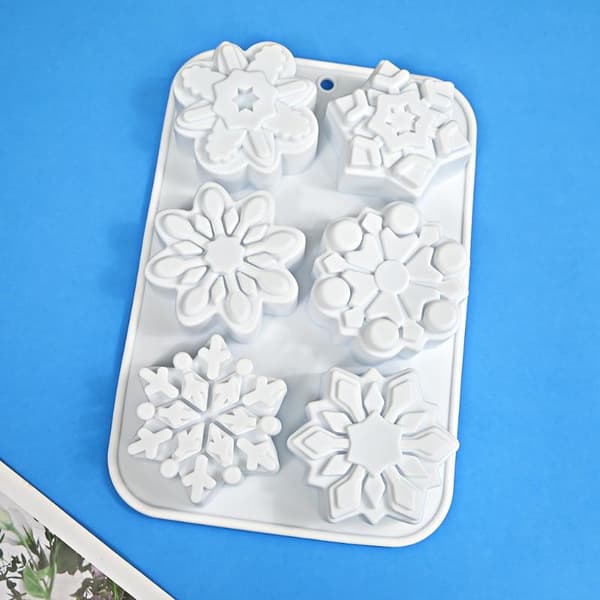 6-hulls snøfnugg silikon duftlysform med relieffblomsterblad