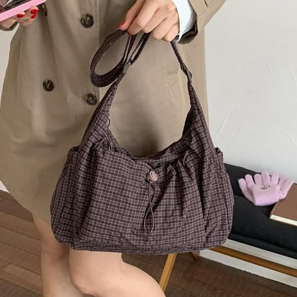 Rutete uformell skulderveske i n-stil Beige