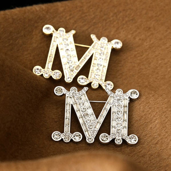 Mode M-brev Brosch Pin För Ryggsäck Krage Lapel Pin Silver