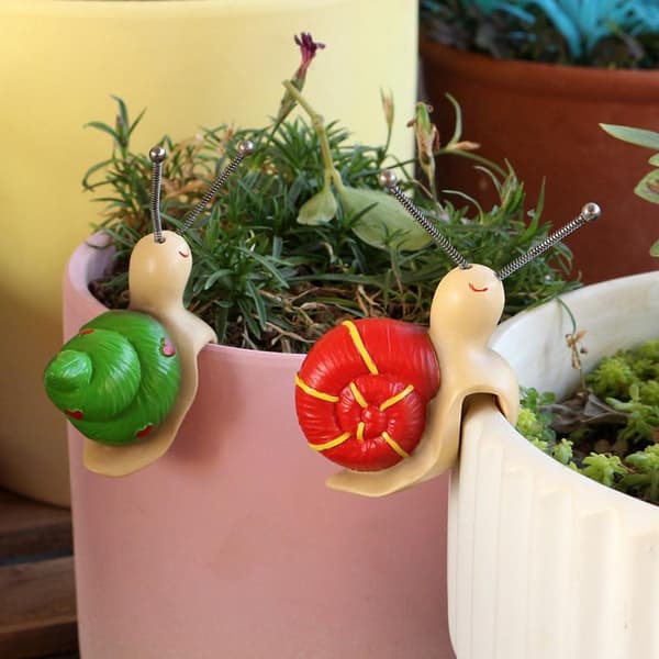 Snigelformad krukkramare blomsterfigur i harts