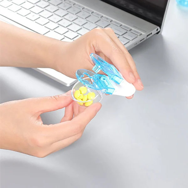 Bærbar Pill Taker Tabletter Blister Pack Opener Pille dispenser Transparent