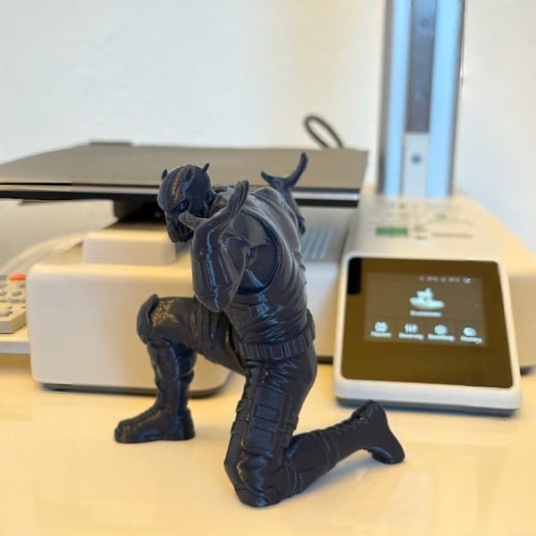 3D-printet pennholder i Black Warrior-stil, personlig stasjon