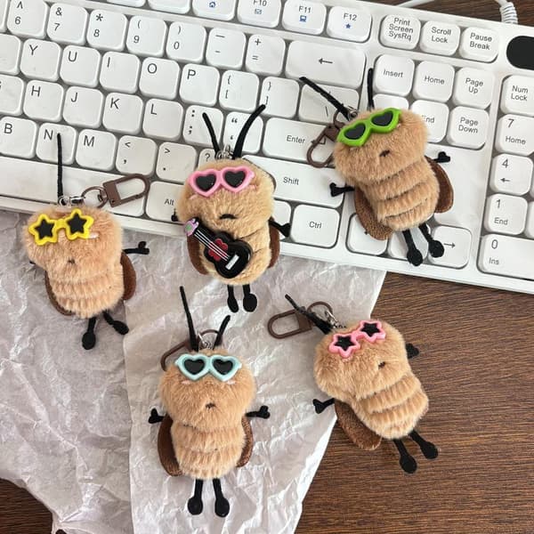 Kreativ tecknad kackerlackadocka plysch nyckelring rolig kackerlacka A7