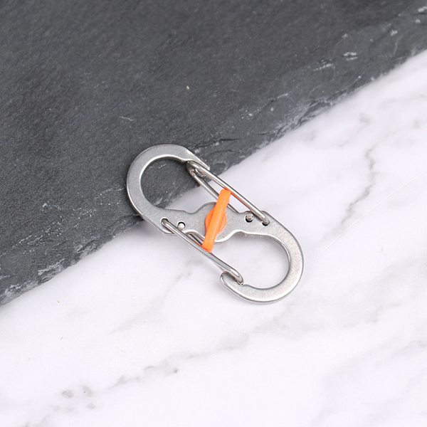 Ruostumattomasta teräksestä valmistettu karabiini lukittavalla avaimenperällä, varkaudenesto ulkona Silver