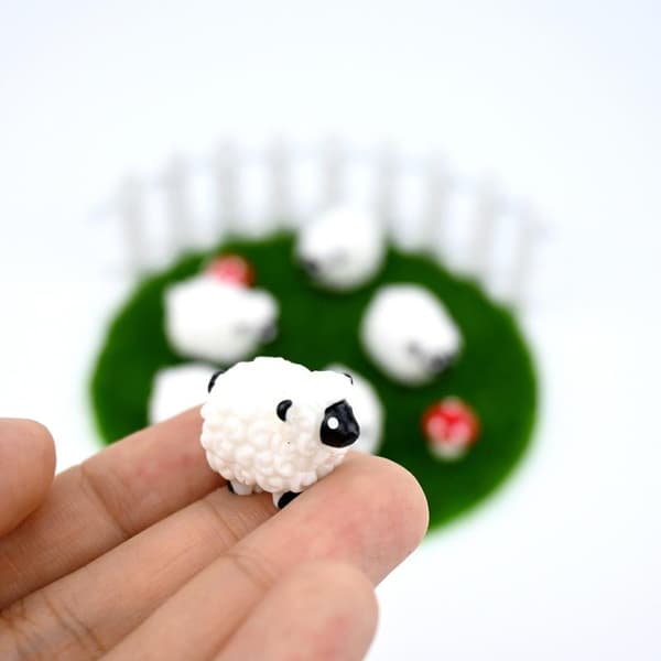1 sett dukkehus mini sauefigurer miniatyr lite sauegjerde
