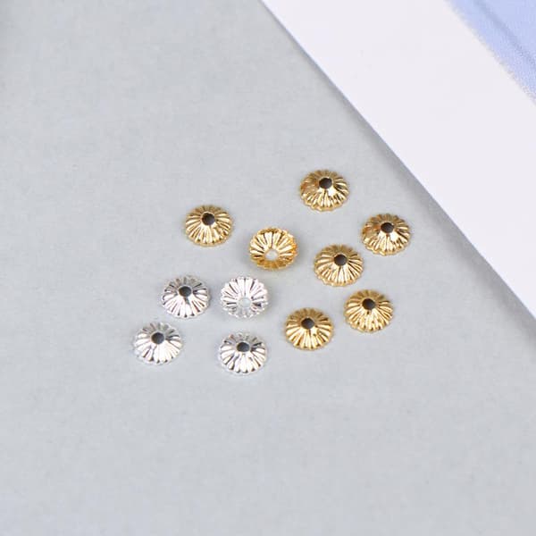 400 stk. 4MM Blomsterfatning Perlehætte Tilbehør til DIY Armbånd Gold Plated 4pcs