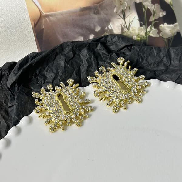 Överdriven metallås hängande halsband semesterhalsband ring A1