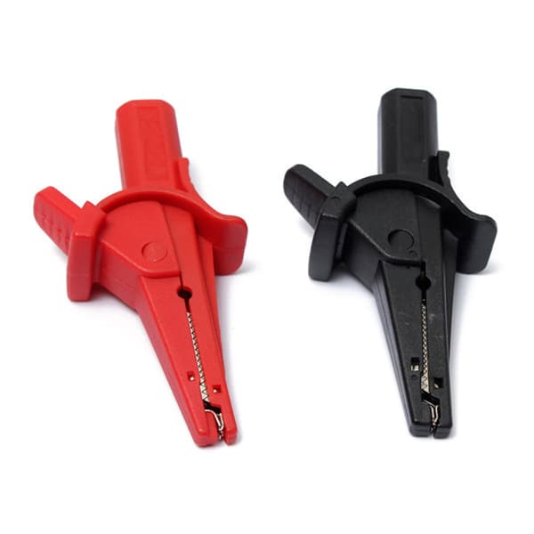 Set med 2 Ø4mm bred öppning säkerhetsklämmor: 1 röd + 1 svart