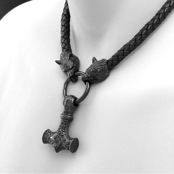 Musta Odinin ukkosenvasara ja ulvovan suden pään amuletti viikinkikorut