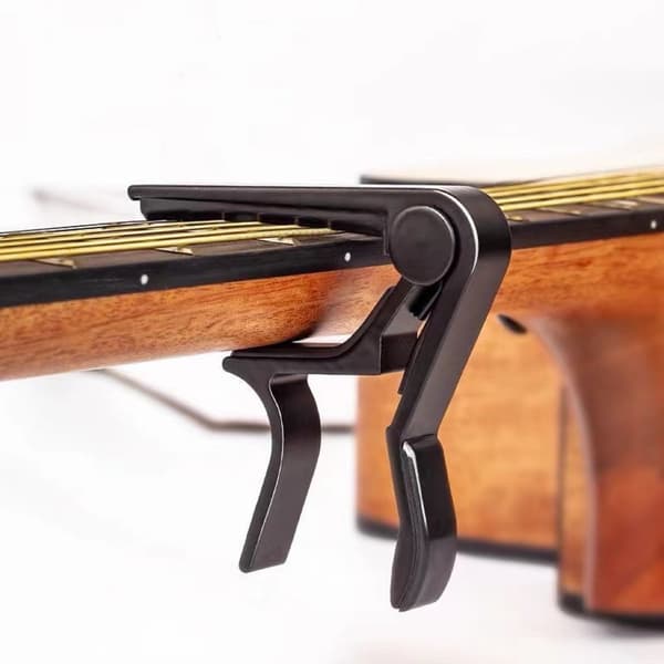Gitarr Capo kompatibel med 6-strängad akustisk och elektrisk gitarr med 2 plektrum