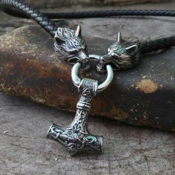 Musta Odinin ukkosenvasara ja ulvovan suden pään amuletti viikinkikorut