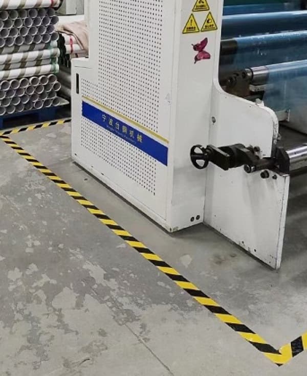 Farevarselstape 60mm x 33m Gul/Sort Klæbende
