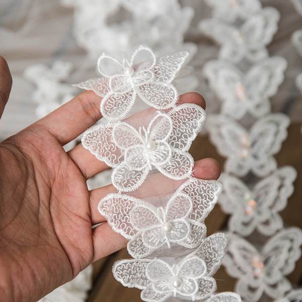 3 meter hvid blondebånd med sommerfuglebroderi og perler