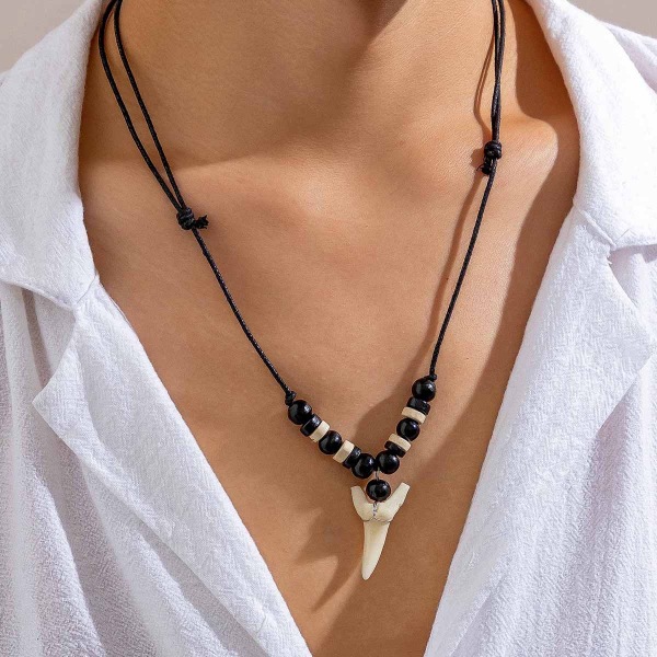Halsband i träpärlor med haj tand