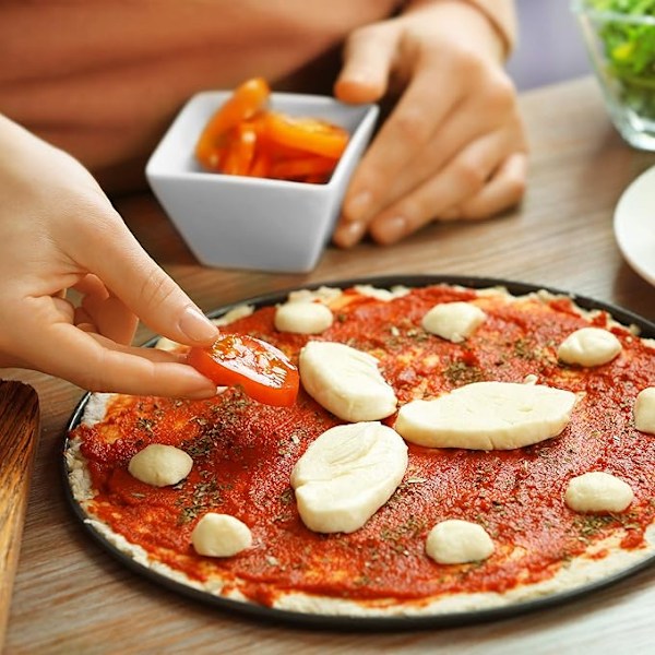 Set med 2 runda perforerade non-stick pizzapannor i kolstål Grå Ø 32 cm