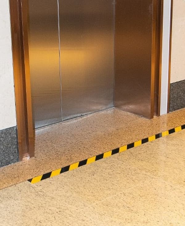 Farevarselstape 60mm x 33m Gul/Sort Klæbende