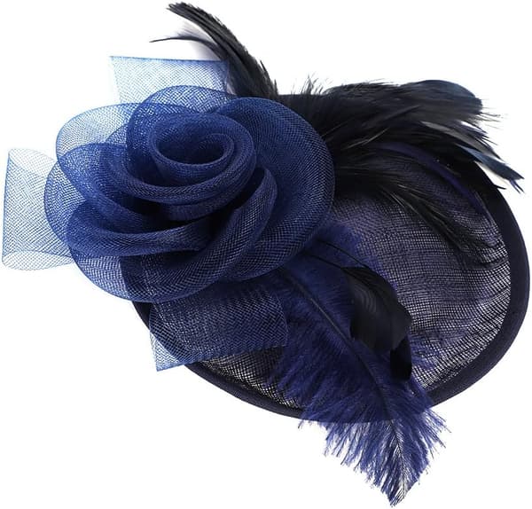 Marineblå fjer-fascinatorhat med mesh-blomsterslør til bryllup og teselskab
