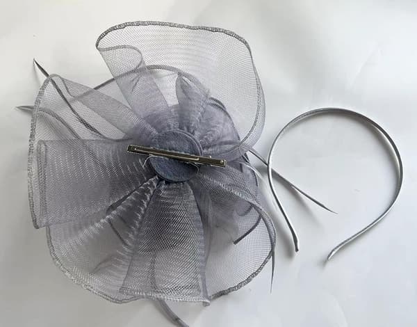 Sølvfarget blomster- og fjærfascinator med slør til bryllup og teselskaper