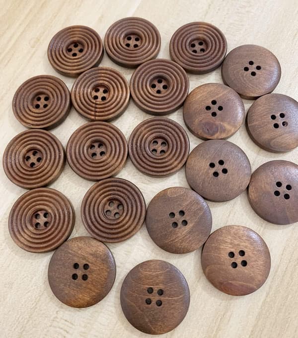 200 stk. 25 mm brune treknapper, 4-hulls utskårne runde knapper til søm og hobby