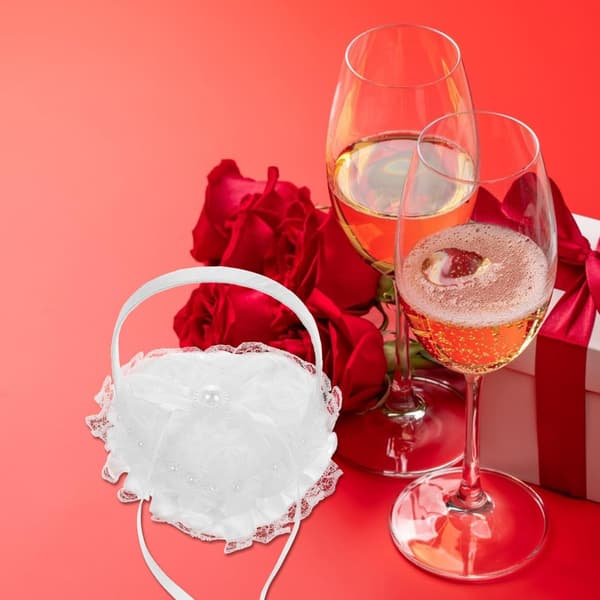 Hjerteformet gifteringpute med blonder og perledekor