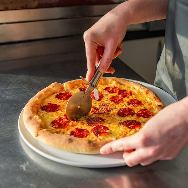 2-delt sett med pizzahjul og kakespade i rustfritt stål for baking
