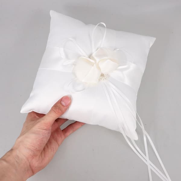 Bryllupsringpute 20 x 20 cm satengblomsterknopp-pute med perlebånd