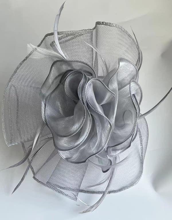 Sølvfarget blomster- og fjærfascinator med slør til bryllup og teselskaper