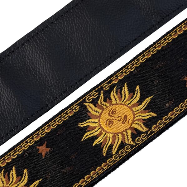 Vävt gitarrband, läderändar, solmotiv, justerbar längd på 145 cm