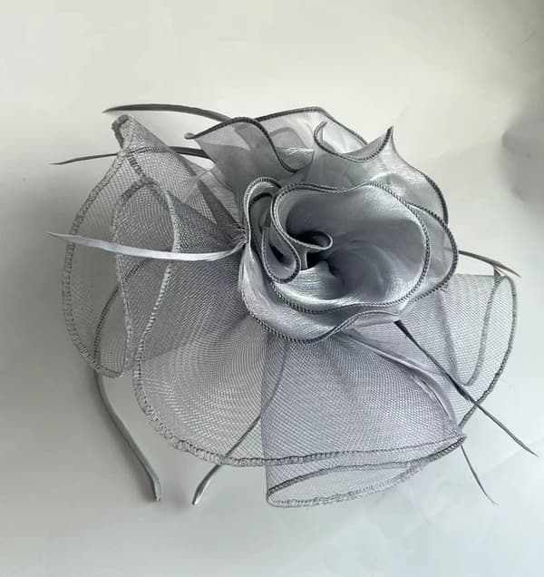 Silverfärgad blom- och fjäderfascinator med slöja för bröllop och tesalonger