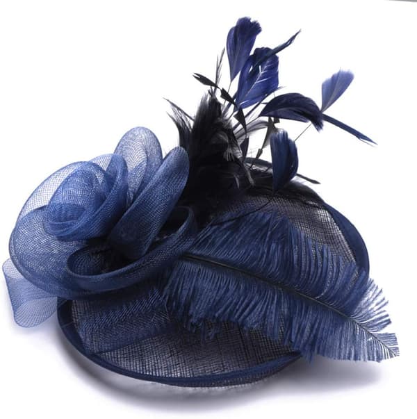 Marineblå fjer-fascinatorhat med mesh-blomsterslør til bryllup og teselskab