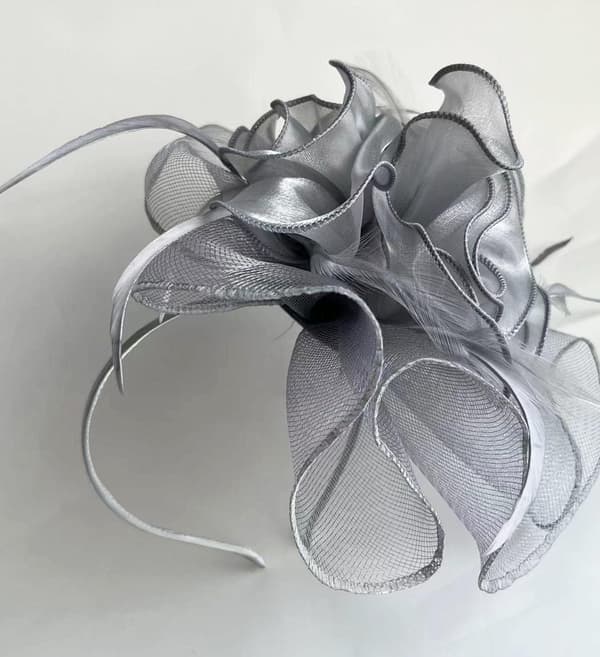 Silverfärgad blom- och fjäderfascinator med slöja för bröllop och tesalonger
