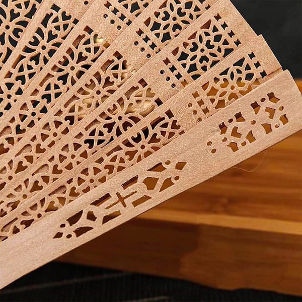 Sammenfoldelig håndvifte i træ med udskåret bambusdesign til dansefester og dekoration