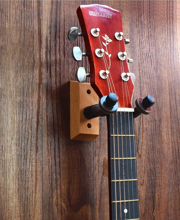 Väggfäste för gitarr i trä med vadderad krok för bas och elgitarrer