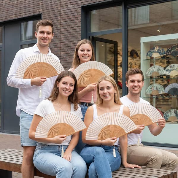 Hvit bambus-håndvifte med dusk for bryllup, dans og sommer