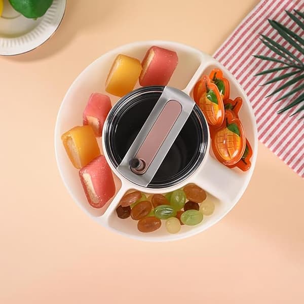 Rosa snacksbrett med delte rom for frukt og snacks