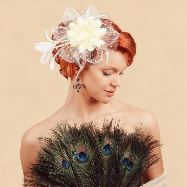Off-white blommig fjäder-fascinator med nät-slöja för bröllopsfester