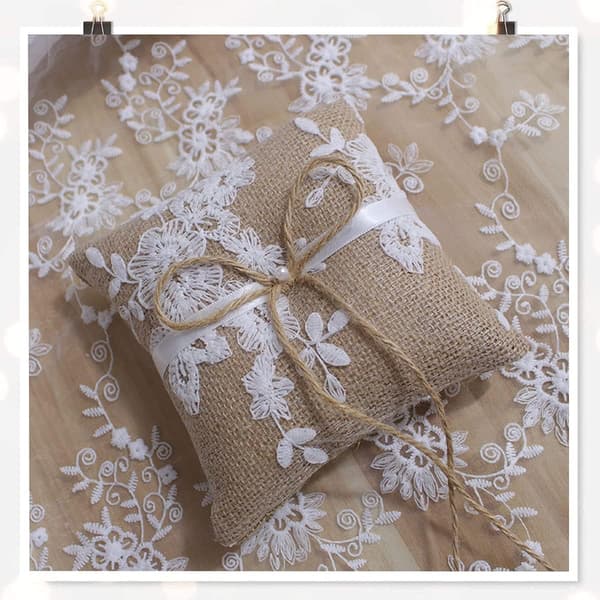 Rustik bryllupsringpude med jute, blonder og blomsterbroderi, 15 x 15 cm