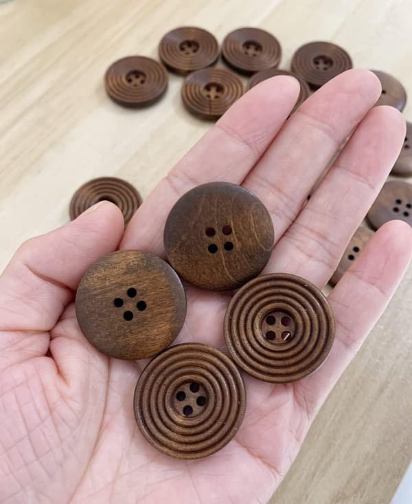 200 stk. 25 mm brune treknapper, 4-hulls utskårne runde knapper til søm og hobby