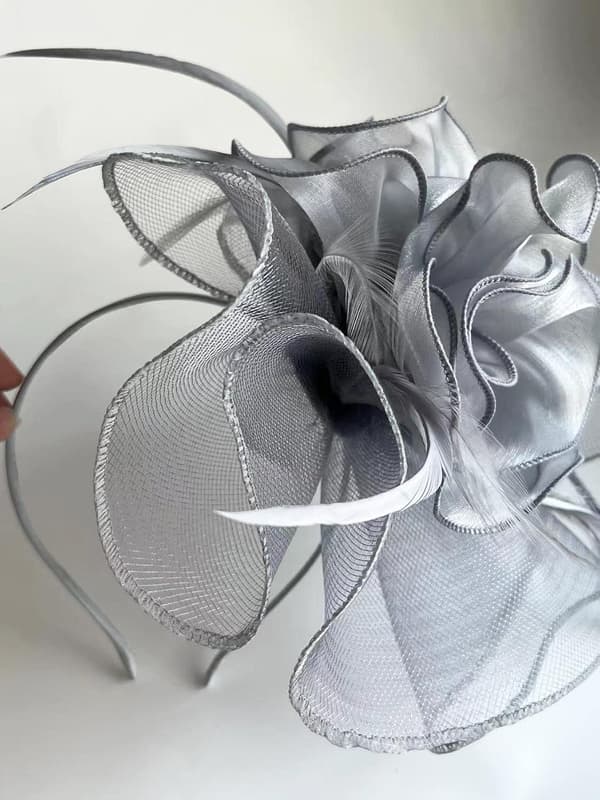 Sølvfarget blomster- og fjærfascinator med slør til bryllup og teselskaper