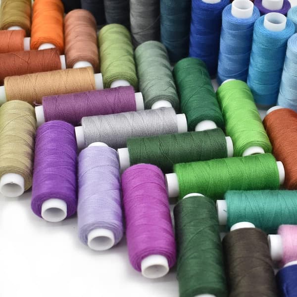 Set med 100 sytrådar i polyester, 228 meter per rulle för hand- och maskinsömnad