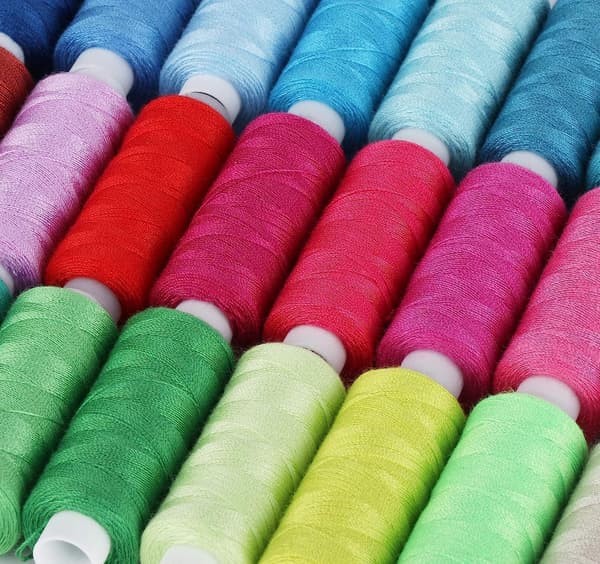 100-delt sett med sytråd i polyester, 300 yards for maskin- og håndsøm