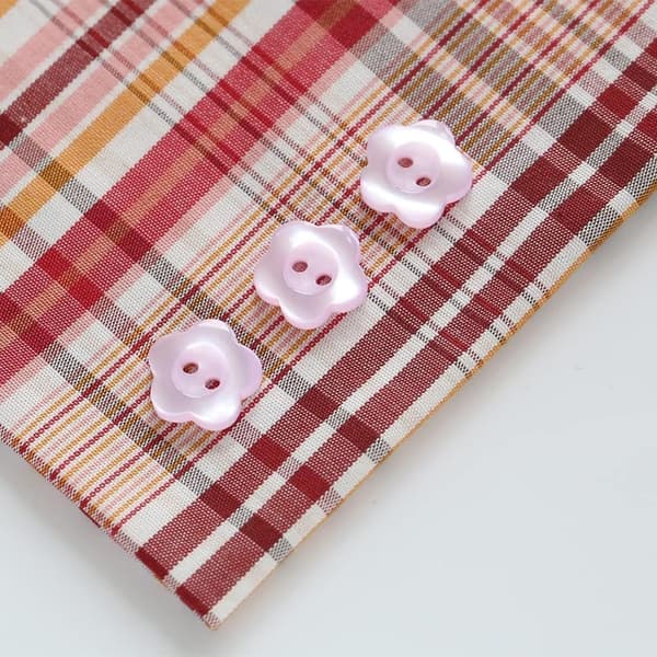 100 stk. blomster-syknapper, 2-hullers lyserøde og hvide knapper til babycardigans
