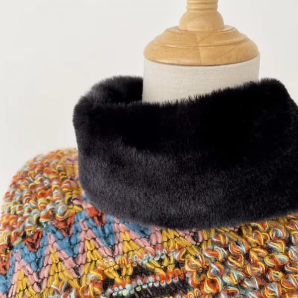 Stickad poncho-cape i kashmir för dam med fransar och hög krage, vinter-sjal
