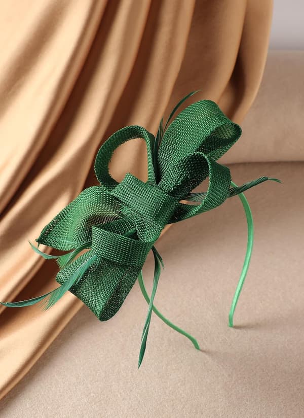 Grøn sløjfe-fjer-fascinatorhat med hårklemme til bryllupper og fester